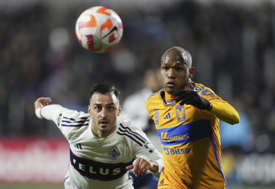 Luis Quiñones, de los Tigres de México, persigue un balón junto a Luis Martins, de los Whitecaps de Vancouver, en un partido de la Copa de Campeones de la Concacaf, disputado el miércoles 7 de febrero de 2024, en Langford, Canadá (Darryl Dyck/The Canadian Press via AP)