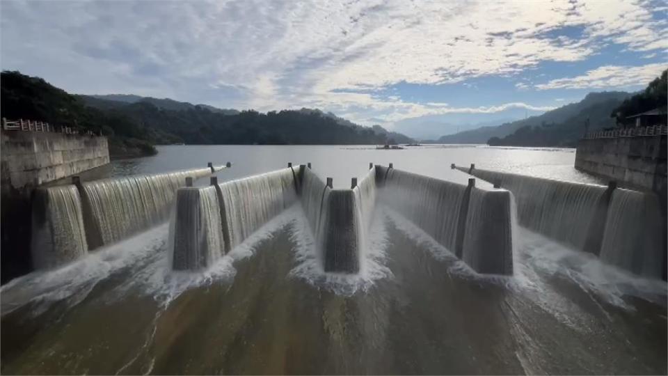 全台7座水庫灌飽飽！　苗栗鯉魚潭溢流現「鋸齒美牆」