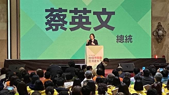 民進黨「四個不同意，台灣更有力」社會力公投中區說明會今天登場，總統蔡英文呼籲「四個不同意，台灣更有力」，還藉機力薦中二立委補選黨籍參選人林靜儀。（陳淑芬攝）