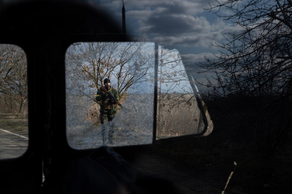 Un combatiente voluntario ucraniano frente al aeropuerto civil de Mykolaiv, Ucrania, el jueves 10 de marzo de 2022. (Tyler Hicks/The New York Times)