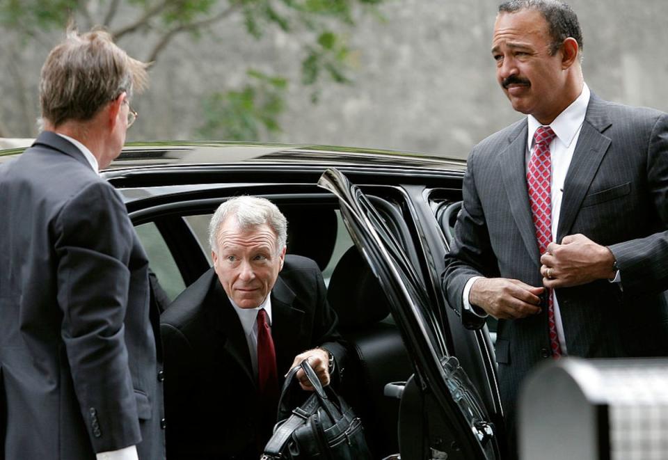 Lewis Libby (centro) fue perdonado por George W. Bush tras haber sido hallado culpable de perjurio en el escándalo de la revelación de la identidad de la agente encubierta de la CIA valeria Plame. (Reuters)