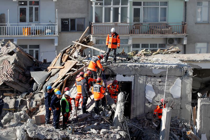 Equipo de rescate registra las ruinas de un edificio derrumbado después de un terremoto en Elazig