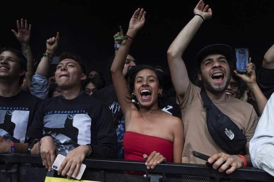 Fans en el concierto de la banda estadounidense LCD Soundsystem durante su concierto en el festival AXE Ceremonia en el Parque Bicentenario en la Ciudad de México el domingo 24 de marzo de 2024. (Foto AP/ Marco Ugarte)