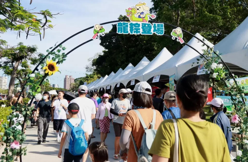 今年度市集攤數再擴大，將有200攤市集於河西路串聯，圖為去年市集狀況。高市運發局提供