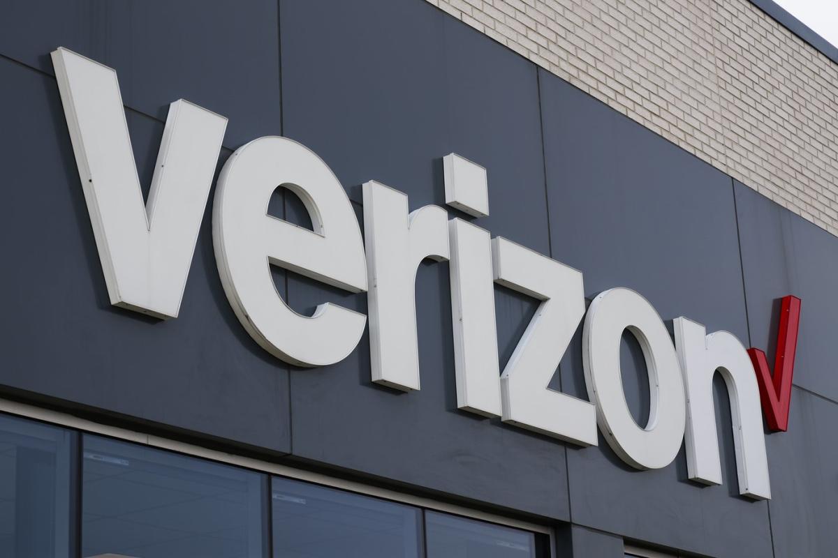 Verizon is buying Frontier in B deal to strengthen its fiber network