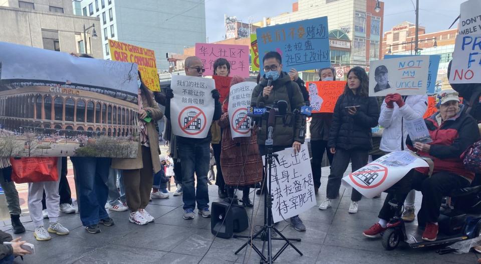 組織者寧子舜(發言者)呼籲大家將情況反映給民選官員。(記者高雲兒／攝影)