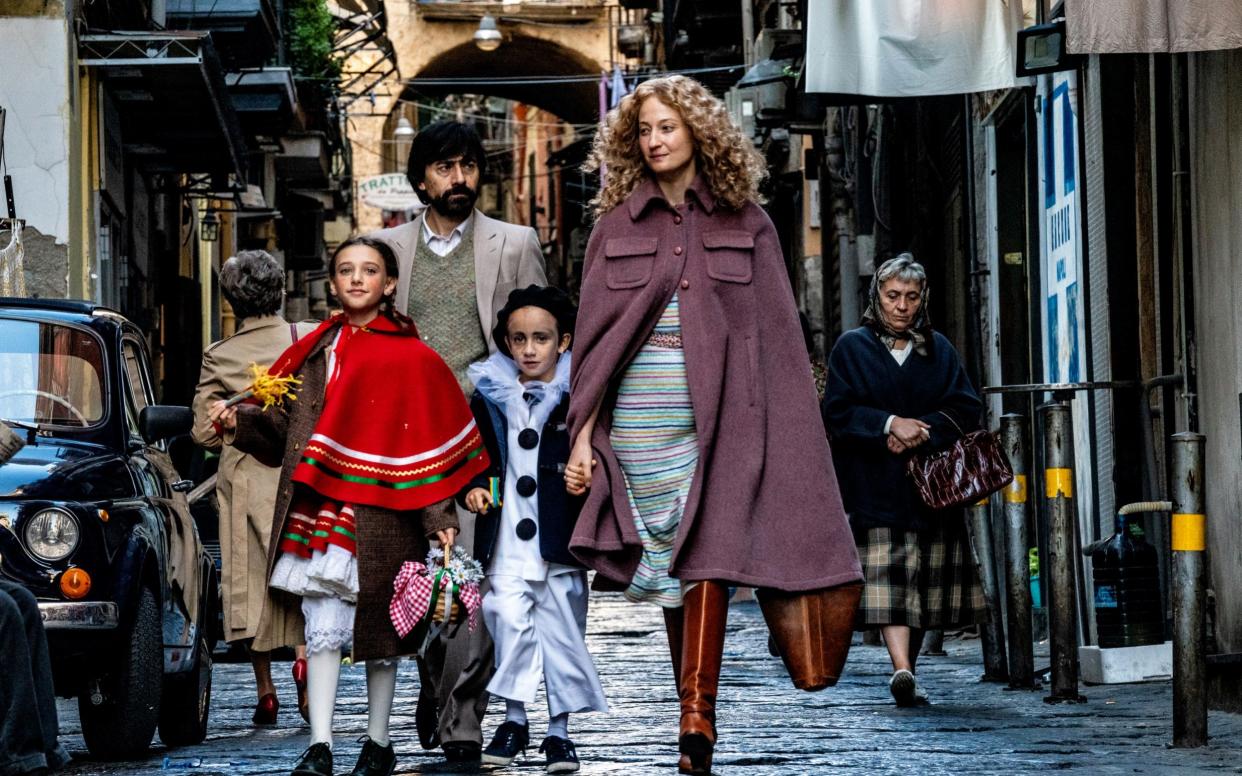 Luigi Lo Cascio, Alba Rohrwacher, Giulia De Luca and Joshua Cerciello in The Ties - Gianni Fiorito