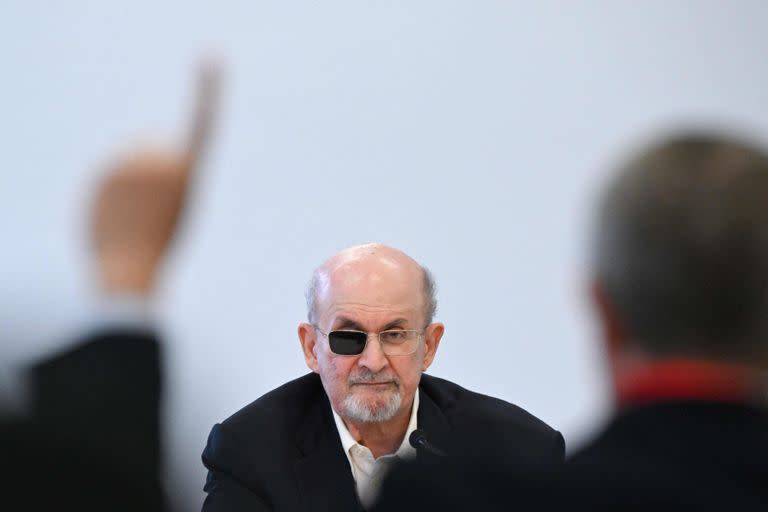 El autor británico-estadounidense Salman Rushdie participa de una conferencia de prensa en la Feria del Libro de Frankfurt, Alemania, el 20 de octubre de 2023. 