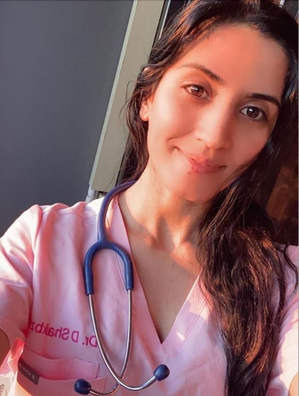‘Dr’ Karezi poses in pink scrubs and a stethoscope on Instagram (@dr.dalya.s / Instagram)