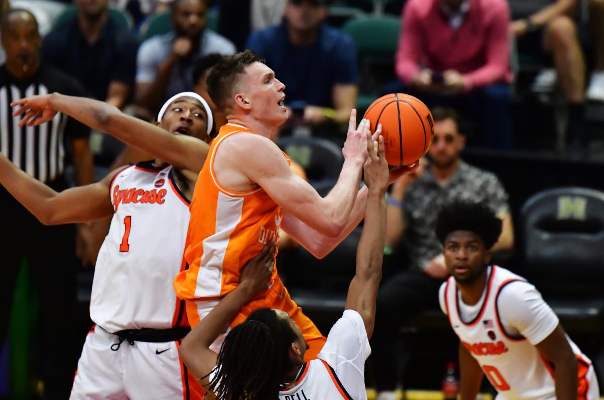 Dalton Knecht suffers ankle injury for Tennessee basketball at North  Carolina