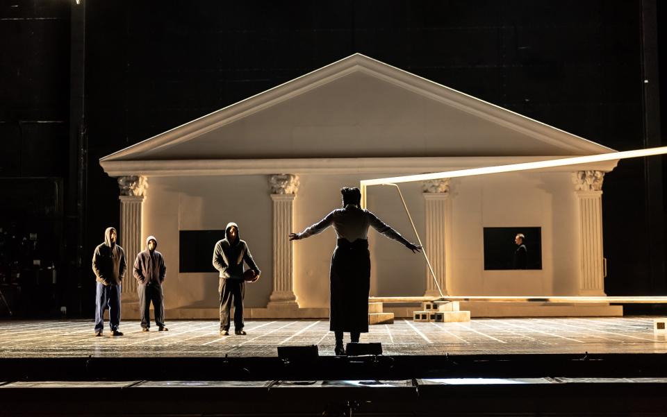 Chevalier as Vitella (c) on stage at Covent Garden - ROH/Clive Barda