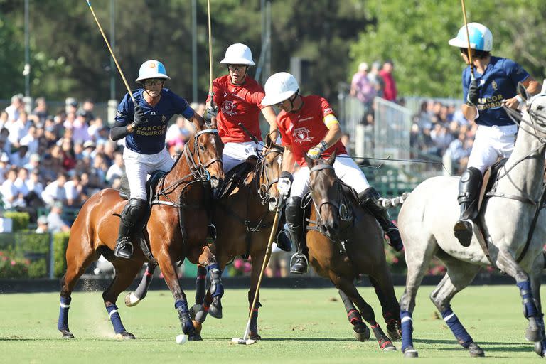 Pablo Mac Donough maniobra como capitán de La Irenita en 2022 entre los dos Cambiaso; volverá a ser rival de La Dolfina, club en el que pasó una década, pero ahora como miembro de La Natividad.