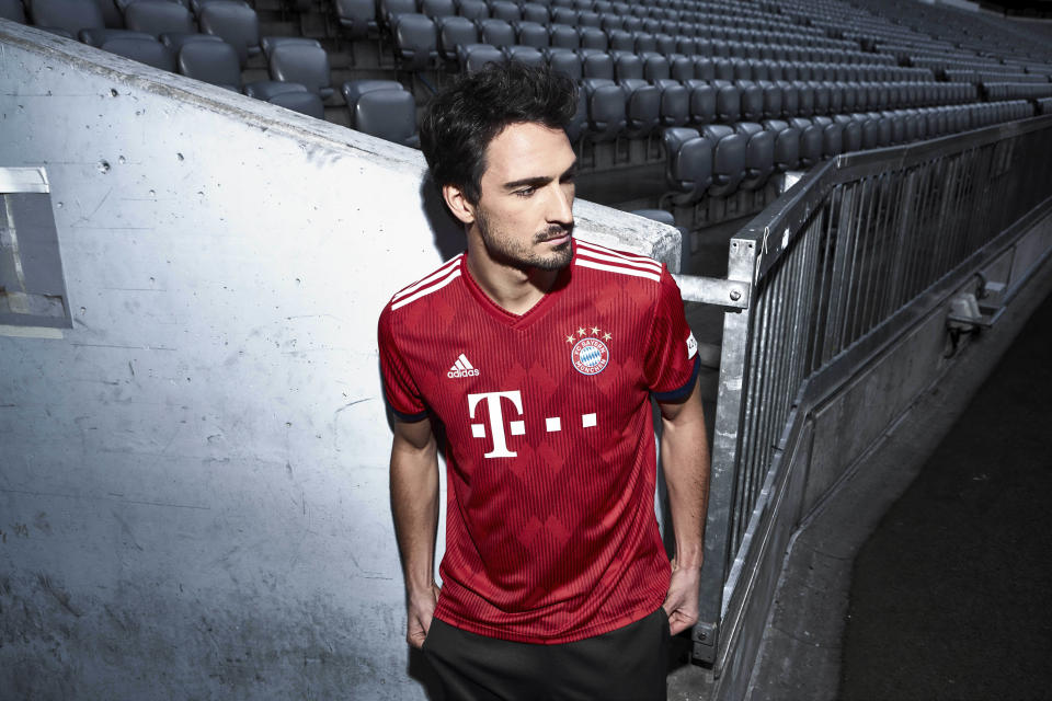 Neu ist auf jeden Fall das Design mit Rauten in verschiedenen Rot-Tönen. Mats Hummels zeigt das hier sehr gut.