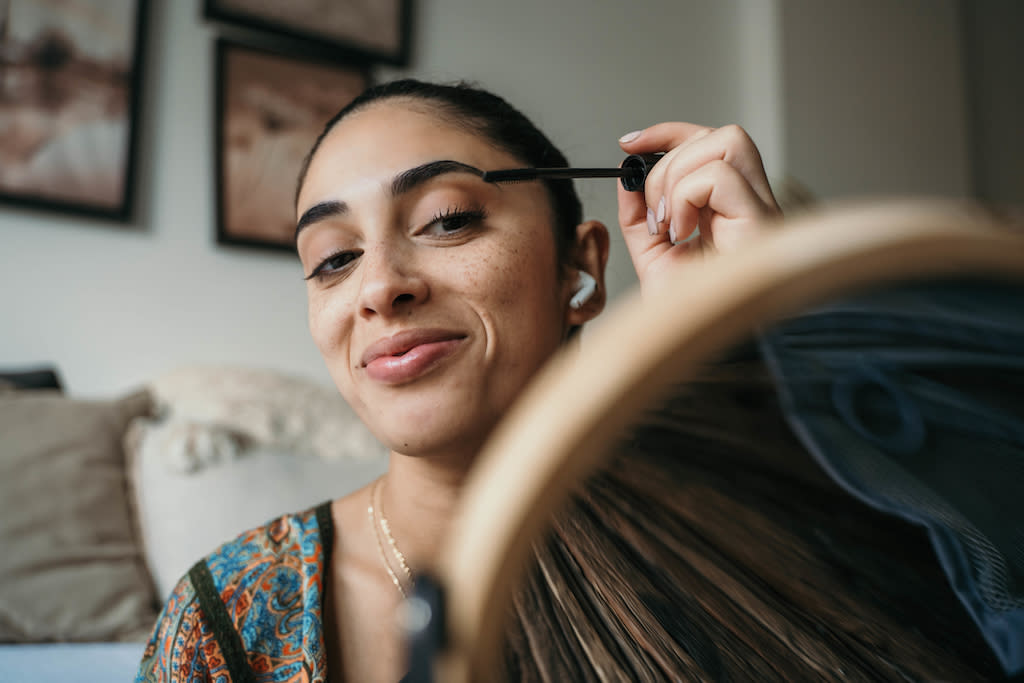 Pour faire tenir son maquillage du matin au soir, on utilise un spray fixateur. (Photo : Getty Images)