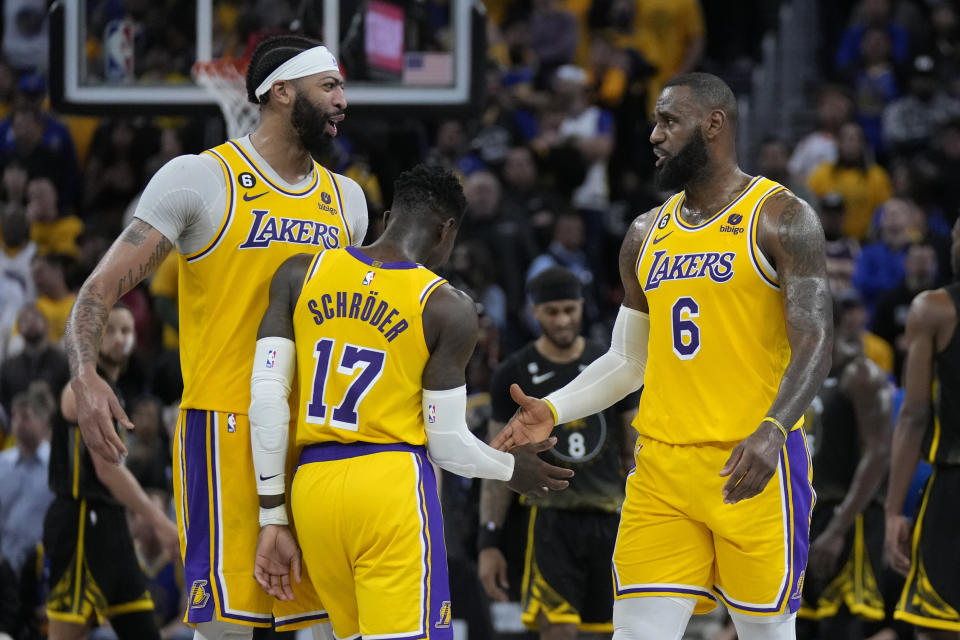 Anthony Davis, Dennis Schröder (17) y LeBron James festejan durante el primer partido de las semifinales del Oeste ante los Warriors de Golden State, el martes 2 de mayo de 2023 (AP Foto/Jeff Chiu)