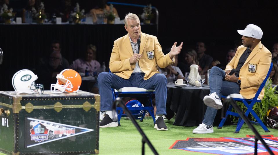 New Hall of Famers Joe Klecko (left) and Rondé Barber talk Sunday during the Enshrinees’ Roundtable.