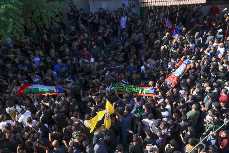 Personas en duelo asisten al funeral el 7 de noviembre de 2023 de cuatro palestinos que murieron a manos de las fuerzas israelíes en el campamento de refugiados de Tulkarem en Cisjordania.