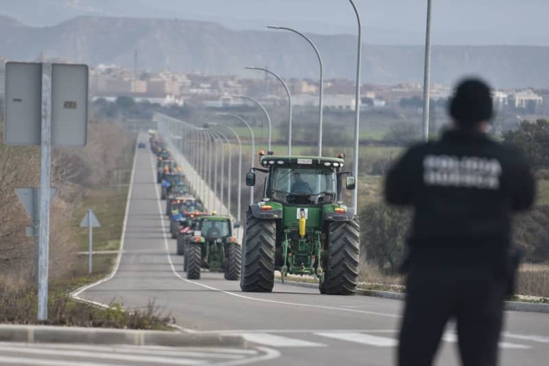 Farmers protest with their tractors on the roads for the third consecutive day to demand improvements in the sector. They are also protesting against European policies and their lack of profitability. Verónica Lacasa/EUROPA PRESS/dpa