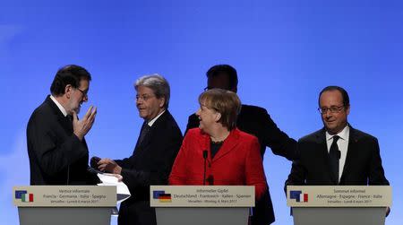 French President Francois Hollande, German Chancellor Angela Merkel, Spain's Prime Minister Mariano Rajoy (L) and Italian Prime Minister Paolo Gentiloni (2ndL) attend a joint news conference during a Franco-German-Italian-Spanish summit ahead of upcoming EU Summit, in Versailles, near Paris, France, March 6, 2017. REUTERS/Philippe Wojazer