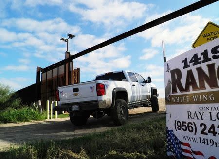 Un reja en la frontera estadounidense con México en una imagen realizada en la granja familiar Loop en Brownsville, nov 17, 2016. El equipo de transición del presidente electo de Estados Unidos, Donald Trump, pidió al Departamento de Seguridad Nacional el mes pasado que evalúe todos los activos disponibles para la construcción de un muro y barrera fronteriza, en una solicitud amplia de documentos y análisis. REUTERS/Jon Herskovitz