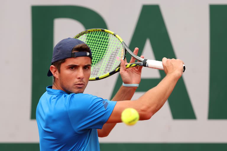 Santiago Rodríguez Taverna de Argentina juega un revés con slice frente a Taylor Fritz 