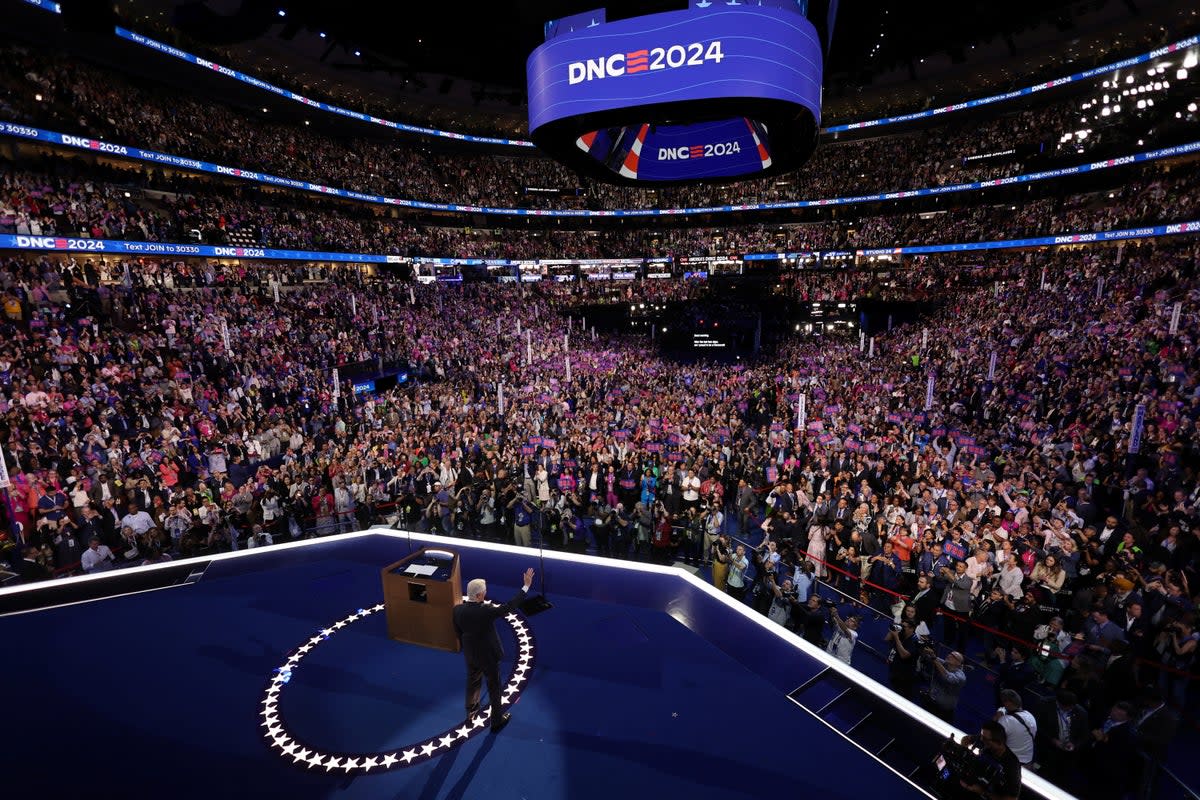 Former U.S. President Bill Clinton waves to the audience on Day 3 of the Democratic National Convention (DNC) in Chicago, Illinois, U.S., August 21, 2024 (REUTERS)