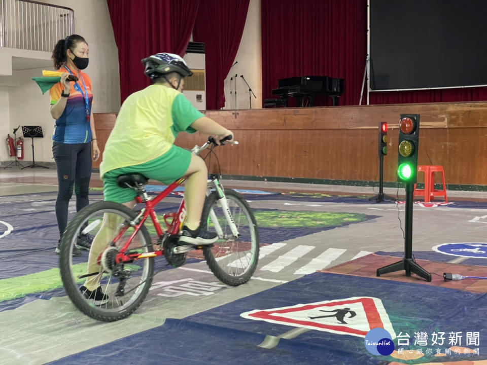 「小騎士安全營」今天前進台南市新營區新民國小，小朋友玩得不亦樂乎，又能學習到正確的單車騎行知識。(桂盟國際提供)
