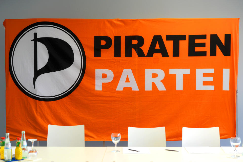 <p><span>Die Piraten fordern einen monatlichen Beitrag von vier Euro im Monat. Auch hier wird als Richtwert ein Prozent des Nettogehaltes im Jahr genommen – so wie das auch die meisten anderen Parteien handhaben.</span> </p>