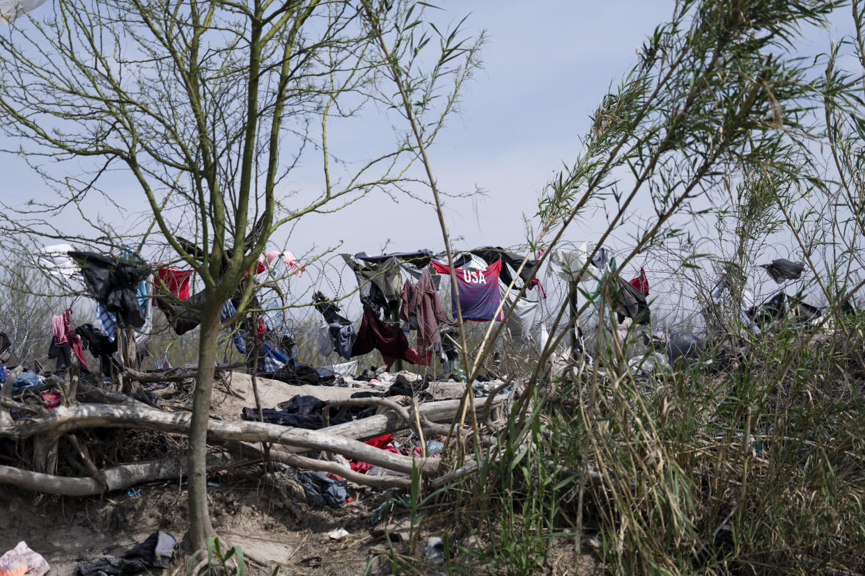 Ropa que dejan los migrantes en una barrera de alambre de púas después de nadar desde México a Estados Unidos en Eagle Pass, Texas, el miércoles 28 de febrero de 2024. (Doug Mills/The New York Times)