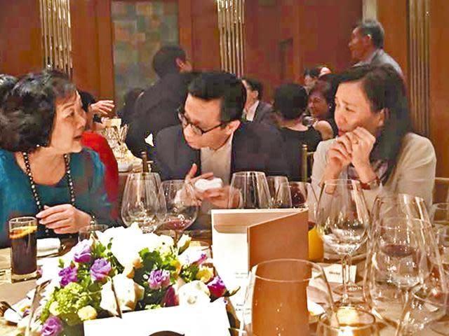 2017年，王維基與袁莎妮（右）孖住出席曾俊華的生日派對。（互聯網圖片）