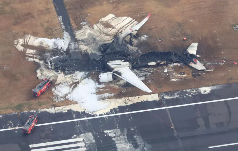 ▲一日本海上保安廳MA722巡邏機與日航JAL516班機，2日晚間在東京羽田機場跑道上相撞，日航機體被燒成炭黑色，海保廳飛機上人員則5死1重傷。（圖／美聯社／達志影像）