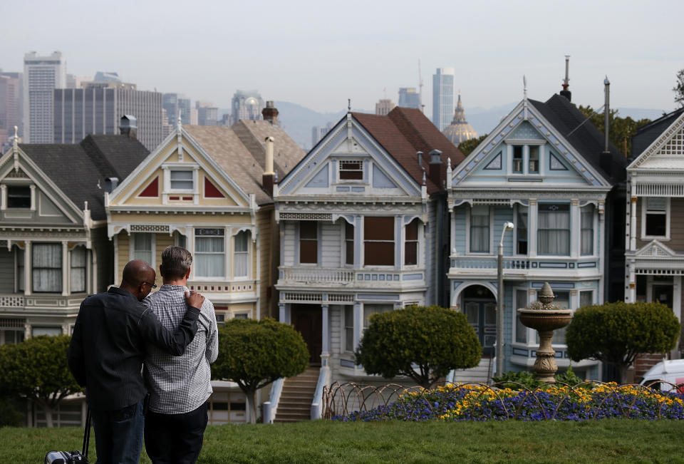 Imagen mítica de San Francisco, con las casas conocidas como Painted Ladies con el downtown al fondo. (AFP Photo/Justin Sullivan)