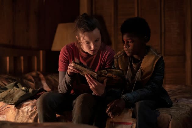 Ellie (Bella Ramsey) and Sam (Keivonn Woodard) reading a comic book together in the fifth episode of HBO's 