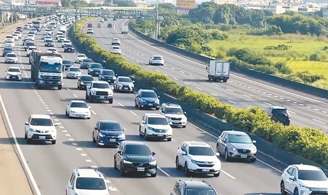 中山高速公路南向彰化路段在中秋連假首日湧現車潮。（孫英哲攝）