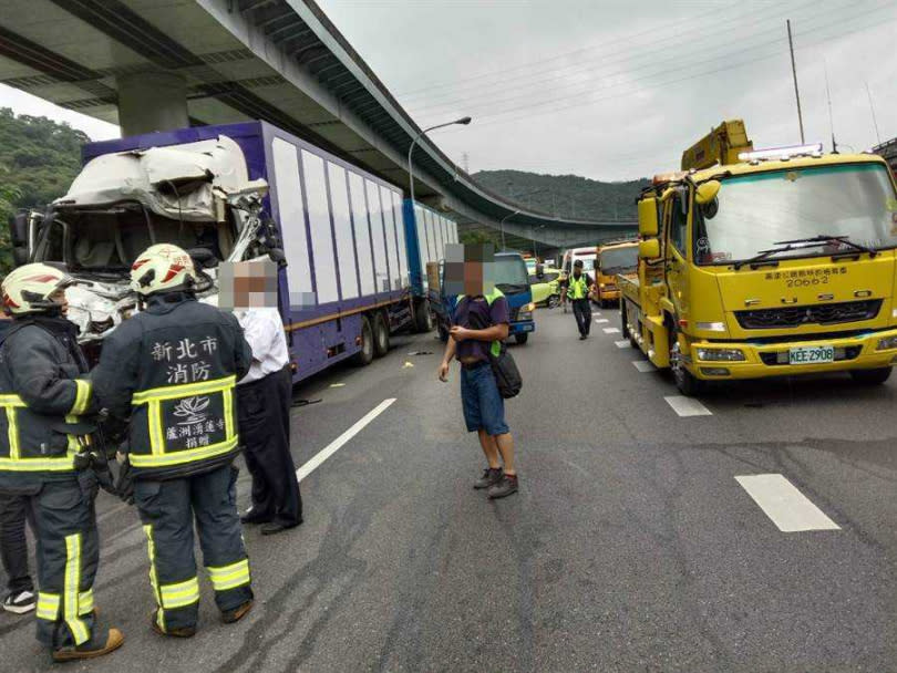 機車誤闖國道造成10車連環撞。（圖／國道高速公路警察局提供）