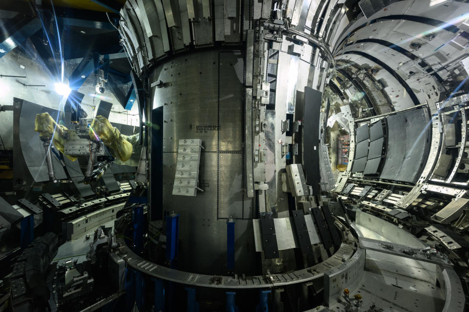 El interior de la maqueta de entrenamiento del Joint European Torus (JET) se ve en la Autoridad de Energía Atómica del Reino Unido (UKAEA), donde se basa el experimento de física de plasma JET, el 22 de septiembre de 2022 en Abingdon, Inglaterra. (Foto de Leon Neal/Getty Images)