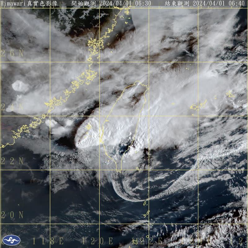 鄭明典貼出2圖，表示「雨帶還在臺灣上空」，並提醒「還有雷陣雨的機率」。（圖／翻攝自鄭明典臉書）