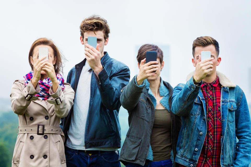 Jóvenes pendientes de sus celulares. Foto: NicolasMcComber/ Getty Images