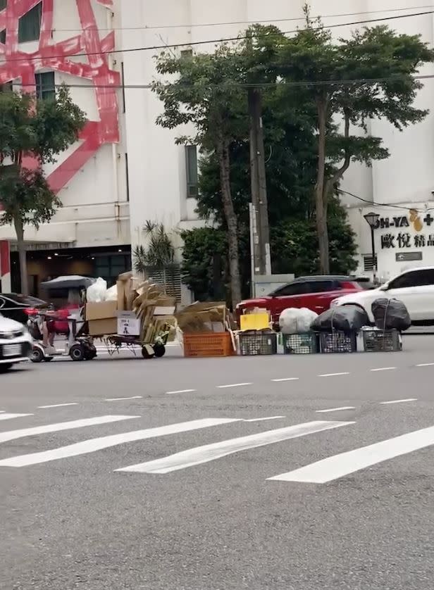 76歲的林姓阿嬤騎代步車在載運資源回收物。（圖／翻攝自爆料公社）