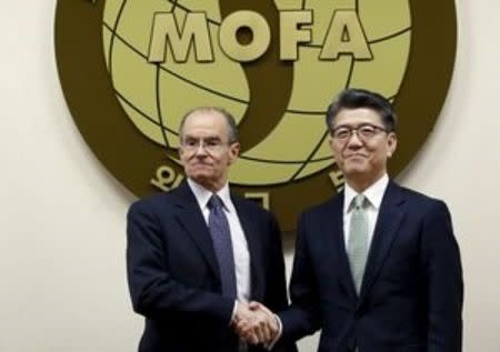 U.S. State Department's Coordinator for Sanctions Policy Ambassador Daniel Fried (L) shake hands with South Korea's Special Representative for Korean Peninsula Peace and Security Affairs Kim Hong-kyun (R) before their high-level sanctions meeting at the Foreign Ministry in Seoul, South Korea March 21, 2016. REUTERS/Lee Jin-man/Pool