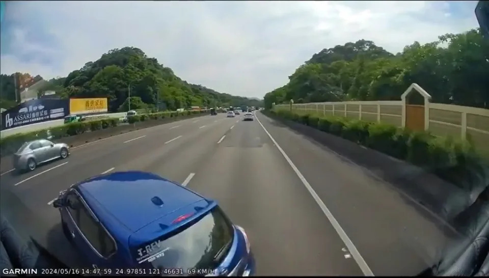藍色轎車踩煞車後，大車反應不及撞上。（翻攝爆料公社）