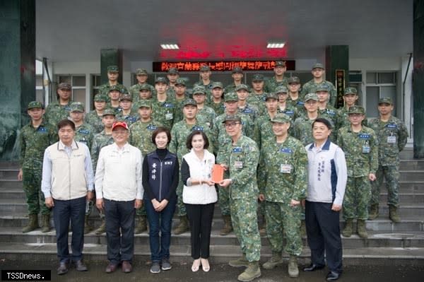 宜蘭縣長林姿妙探視陸軍第一五三旅第O一二一梯次入營新兵暨慰勞「翔龍舞龍、戰鼓隊」。（宜蘭縣政府提供）