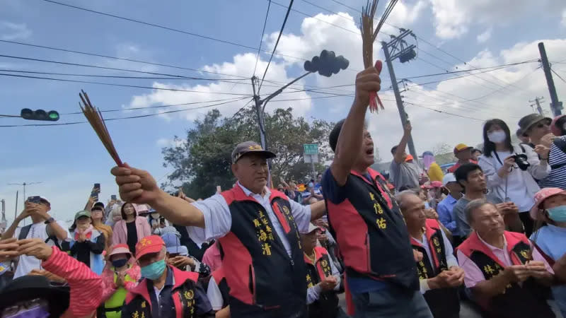 ▲男乩身一邊抖動身體一邊念念有詞，替玄天上帝邀約媽祖入宮。（圖／取自「白沙屯媽祖網路電視台」YT）