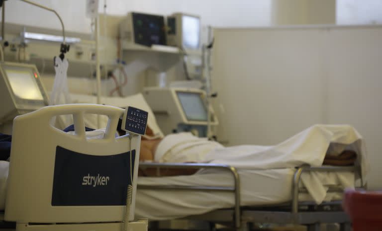 Las internaciones por Covid-19 en salas de terapia intensiva aumentaron un 27% de un domingo al otro