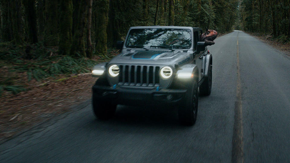 Jeep今年6月以侏羅紀公園為主題拍了一隻廣告，這個品牌與恐龍一直挺有緣。（圖片來源：Jeep）