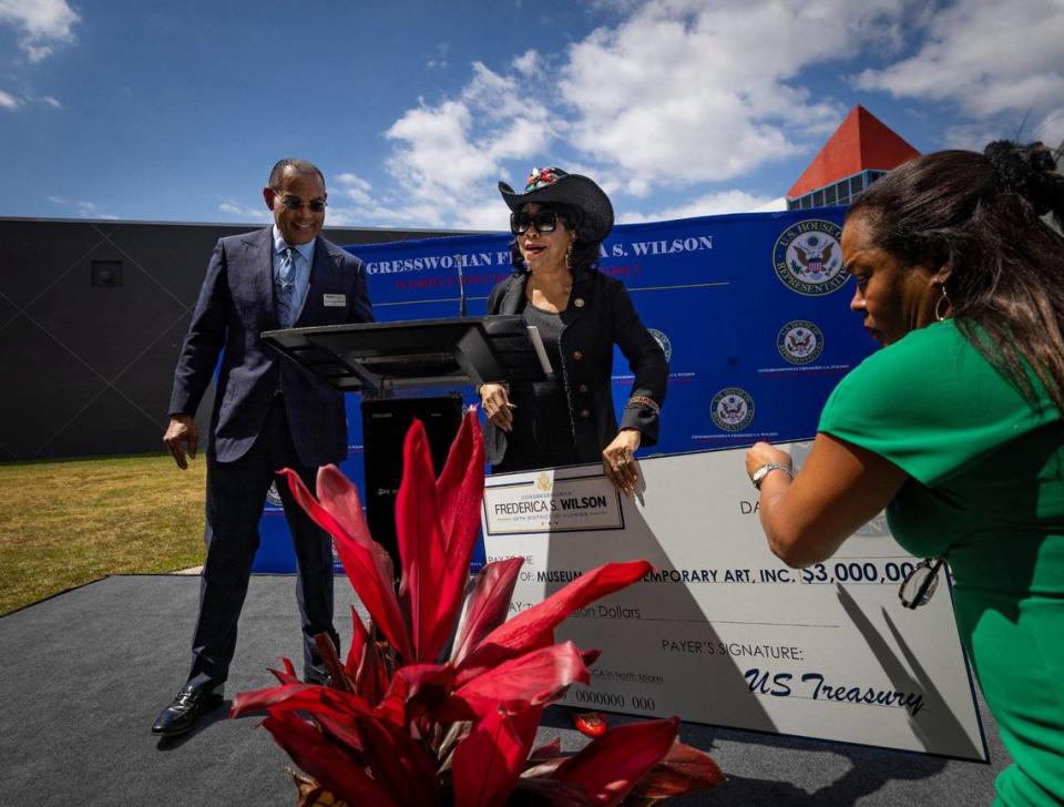 La legisladora Frederica Wilson, en el centro, entrega un cheque de $3 millones al presidente de la junta directiva, el Dr. Rudolph Moise, a la izquierda, durante una conferencia de prensa celebrada el miércoles 24 de abril de 2024 en el Museo de Arte Contemporáneo en North Miami. El museo pretende usar el dinero para crear más espacio para galerías dentro del edificio y renovar algunos de los espacios existentes.