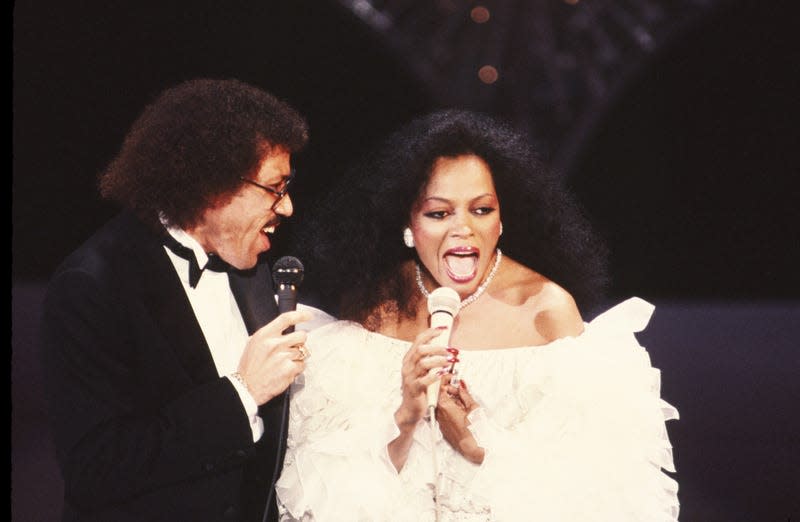 Lionel Ritchie and Diana Ross team up to perform their hit “Endless Love” at a 1987 concert in Los Angeles, California.