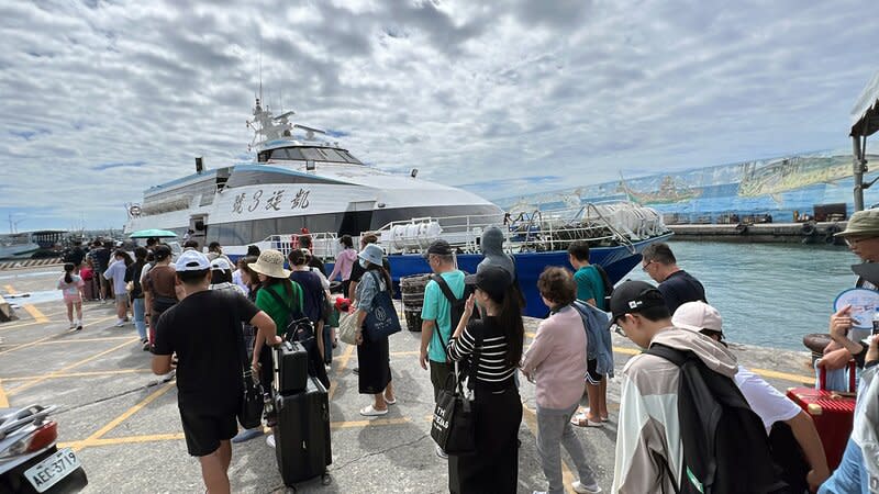 端午連假首日  台東往綠島蘭嶼船班客滿 端午節連假首日，8日台東往綠島、蘭嶼8日客輪班班 客滿，甚至還出現遊客包豪華遊艇前往綠島、蘭嶼。 中央社記者盧太城台東攝  113年6月8日 