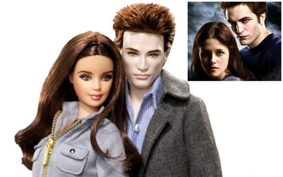 <p>Robert Pattinson deu vida ao vampiro Edward em ‘Crepúsculo’, mas seu boneco de ação o representou como uma figura extremamente pálida e de cabelo arrepiado (enquanto Kristen Stewart foi simplesmente substituída por uma Barbie de cabelos castanhos). <i>(Foto: Mattel/Summit)</i></p>