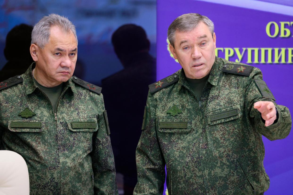 Russian Defense Minister Sergei Shoigu, left, and Chief of the Russian General Staff Valery Gerasimov (Sputnik)